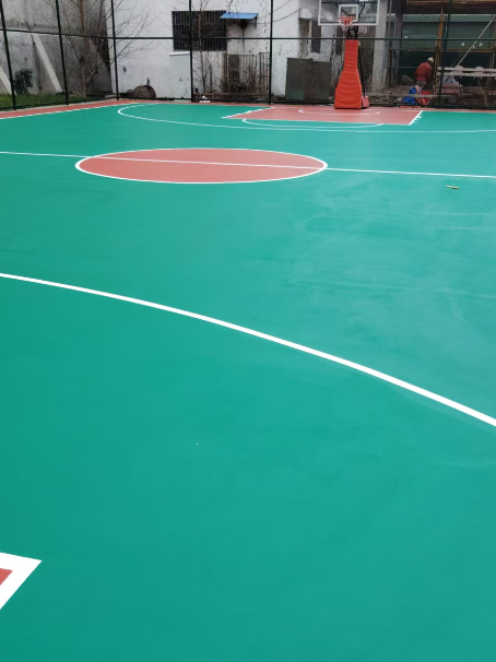 盈江 球场长期使用易出现地面开裂